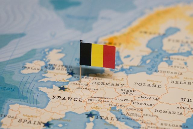 Ilustrační fotografie belgické vlajky na mapě