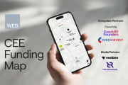 Ruka drží telefon, na kterém je mapa Funding Map