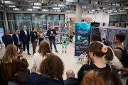 Zástupci univerzity představují v prostorách laboratoře nového humanoidního robota