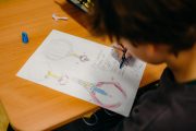 Dítě kreslí a popisuje svůj vynález