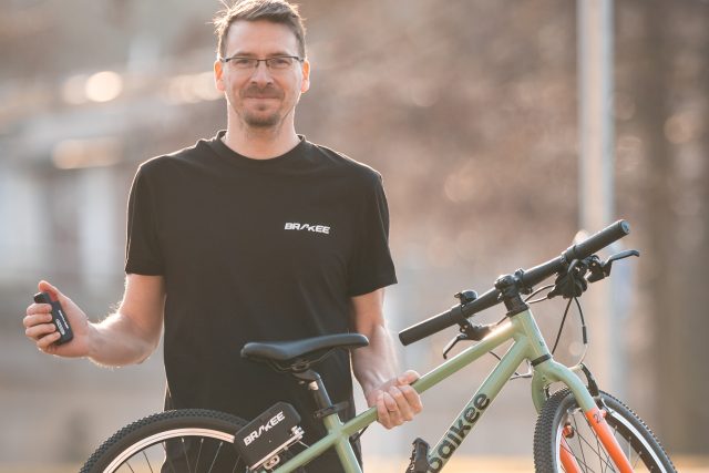Michal Medonos se svou elektronickou brzdou na dětská kola
