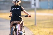 mladá cyklistka nakole s brzdami brakee