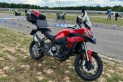 Červená motorka Ducati Multistrada V2 S