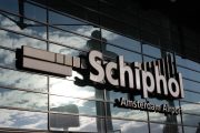 Logo nizozemského letiště Schiphol na prosklené fasádě