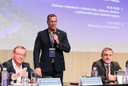 Účastníky konference Fóra zaměstnavatelů a veřejné správy Libereckého kraje přivítal rektor TUL Aleš Kocourek.