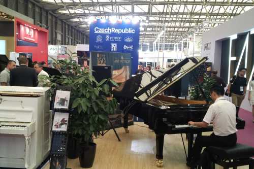 Klavíry na české expozici na veletrhu MUSIC CHINA v Šanghaji 2015 