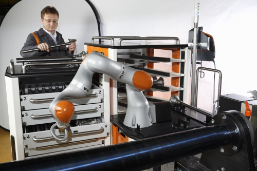 Nedostatek pracovníků a stárnutí populace pomáhají řešit roboty