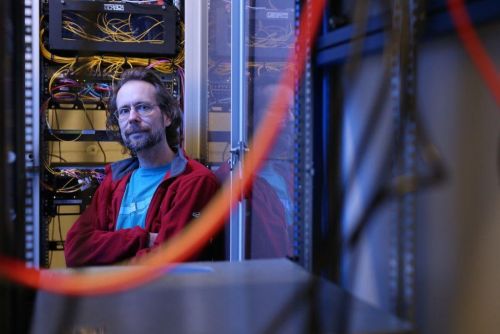 Michael Polák v serverovně firmy Spoje.net. Zdroj: Hynek Glos/Euro