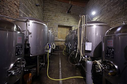 Koupil ruinu pivovaru, dnes v něm bydlí a vaří pivo