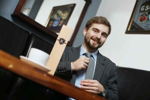 Vystudovaní právníci obnovují tradici ruční výroby pletených kravat