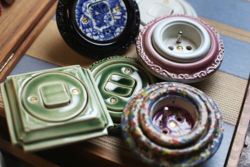 Česká firma obnovuje kouzlo porcelánových vypínačů a zásuvek