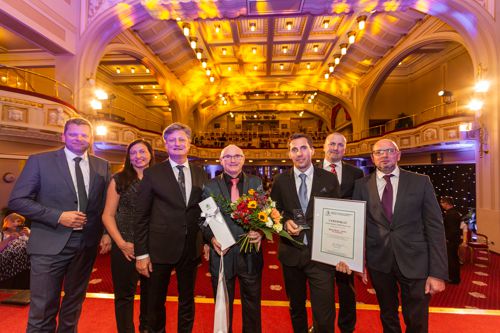 Zástupci společnosti Centrum FotoŠkoda - třetí místo v kategorii Střední firma soutěže Equa bank Rodiná firma roku 2018. Foto: AMSP