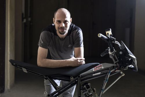Elektrickou tříkolku do terénu nikdo nevyráběl. Tak ji Jaroslav Frais sestrojil a dostal ekoOskara