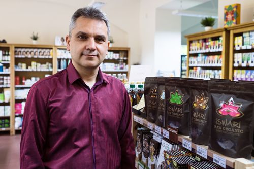 Firmu Iswari založil po návštěvě buddhistického kláštera, vyrábí superpotraviny
