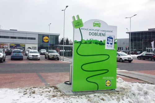 Dobíjecí stanice u Lidlu. Foto_ Lidl