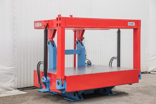 Z košile do montérek. Rodinná firma Pešek Machinery vyváží polovinu produkce