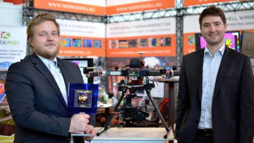 Jednatelé společnosti Workswell Jan Sova a Adam Švestka (zleva) při přebírání ocenění Zlatý Amper 2016. Foto: Workswell.cz