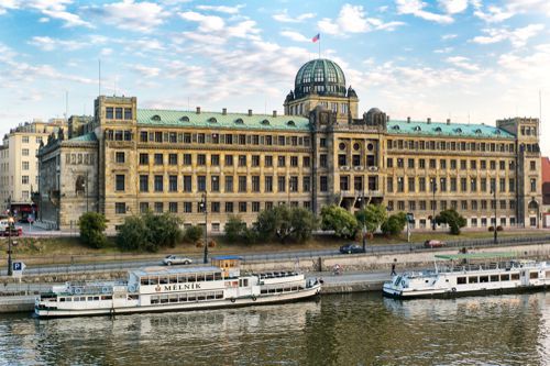 České lustry zdobí knihovnu Světové obchodní organizace v Ženevě