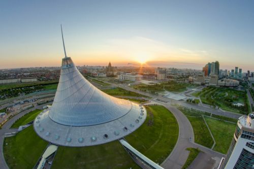 Ve stepi rostou luxusní paláce a kuriózní monumenty
