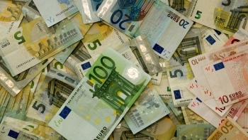 peníze eurobankovky nahazené