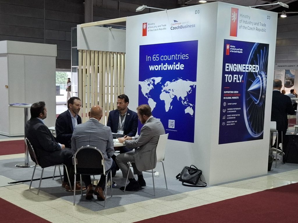 Záběr jednání na stánku MPO a CzechBusiness 